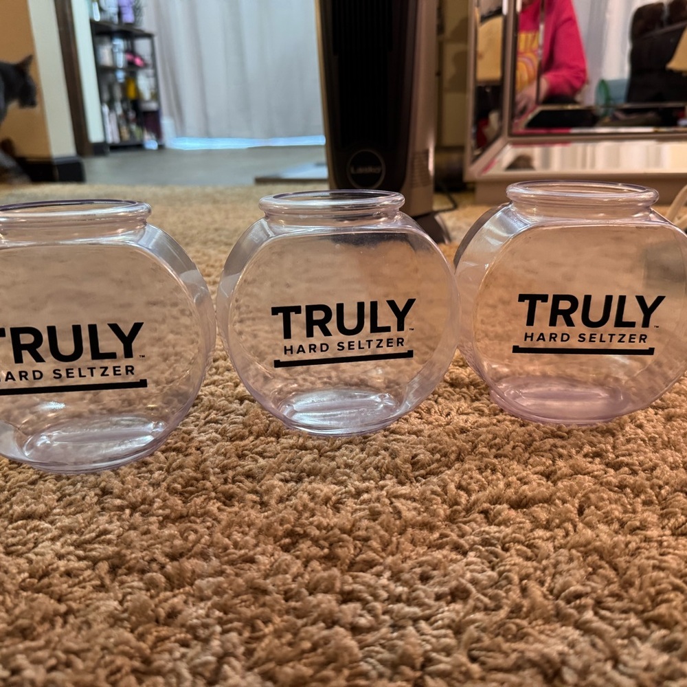 TRULY Hard Seltzer Clear Drinkware Set